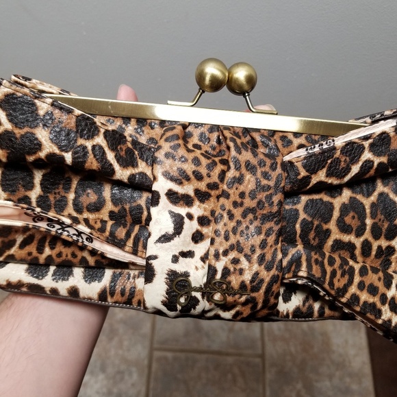 NWOT. Jessica Simpson Leopard Bow Clutch - Picture 2 of 4